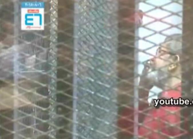 بالفيديو.. “مرسي” يظهر بالبدلة الحمراء للمرة الأولى