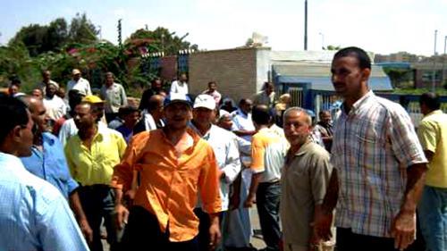 عمال شركة الترسانة البحرية بالسويس يواصلون اعتصامهم