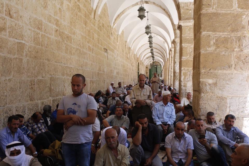 بالصور.. 150 ألفا أدوا صلاة الجمعة الأخيرة من رمضان بـ«الأقصى»