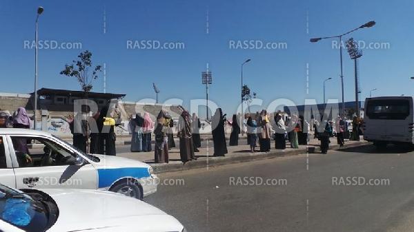 سلسلة بشرية نسائية ببورسعيد تنديدًا بتجديد حبس “رشا جعفر”