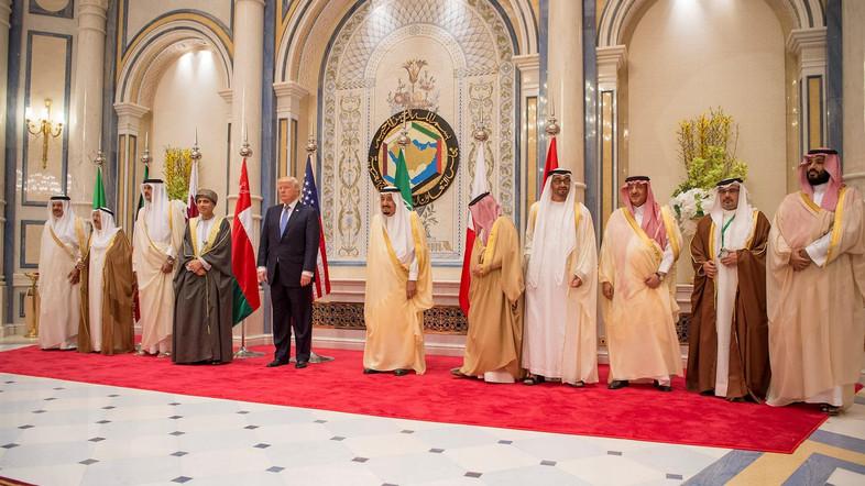 الجارديان: خلاف وجهات النظر داخل الحكومة الأميركية يفاقم أزمة الخليج