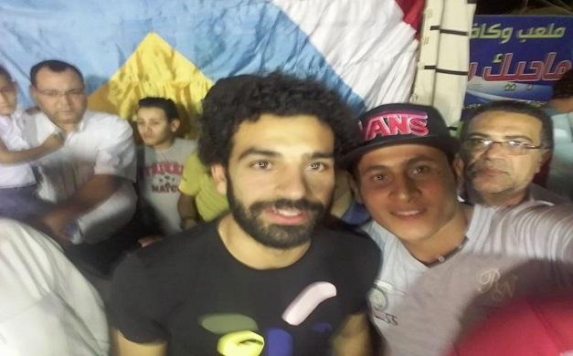 محمد صلاح يؤدي صلاة العيد بقرية «نجريج» بمحافظة الغربية