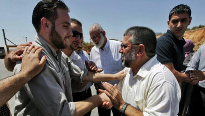 سلطات الاحتلال تفرج عن عضو بالتشريعي الفلسطيني بعد عام من اعتقاله