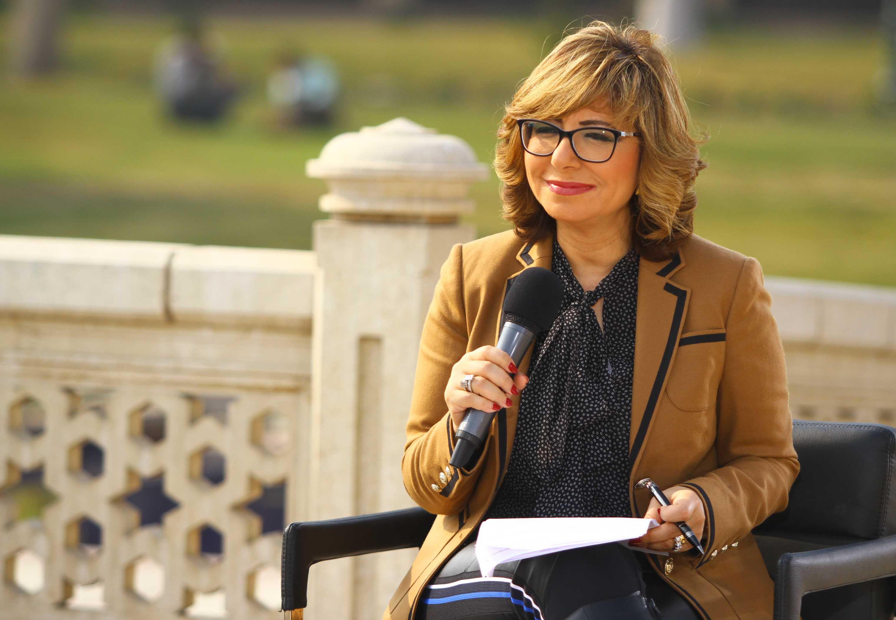 في إطار حملة ترويج جديدة.. لميس الحديدي تتولى إدارة «حرملك السيسي»