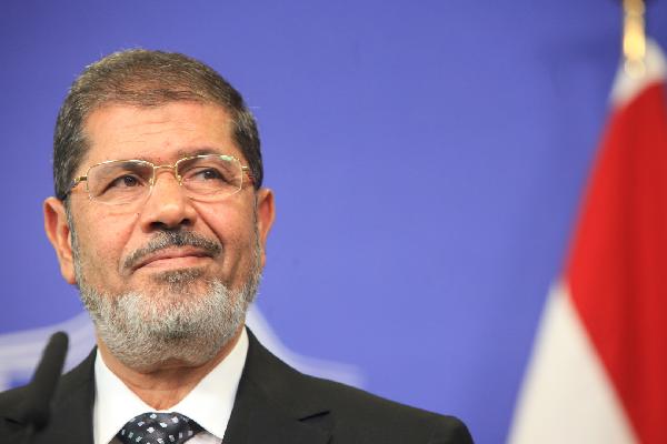 مرسي : تكليف المحافظين والوزراء بإقالة المتسببين في الأزمات