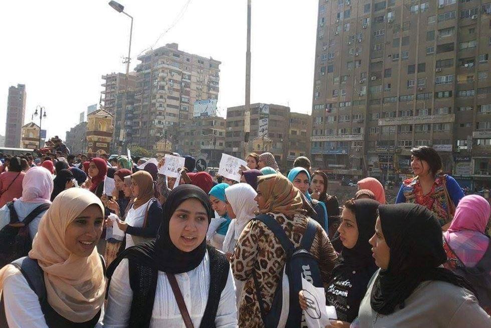 ارتفاع أعداد الطلاب المتظاهرين أمام “التعليم” وقطع شارع الفلكي