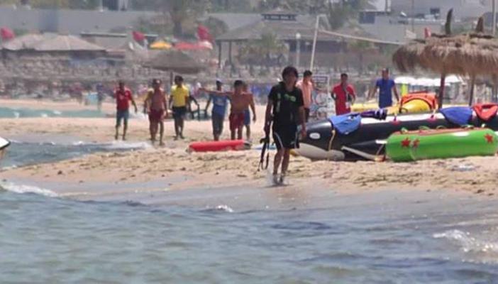 بالصور.. منفذ هجوم تونس يتنزه على شاطئ سوسة بالسلاح