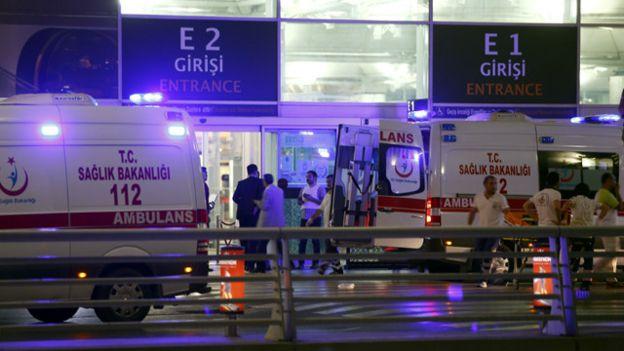 بالصور والفيديو.. تفاصيل الهجوم الانتحاري بمطار أتاتورك في اسطنبول