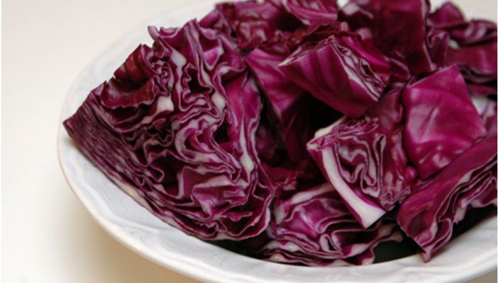 ينشط الذاكرة.. يعالج الصداع.. تعرف على فوائد الكرنب الأحمر