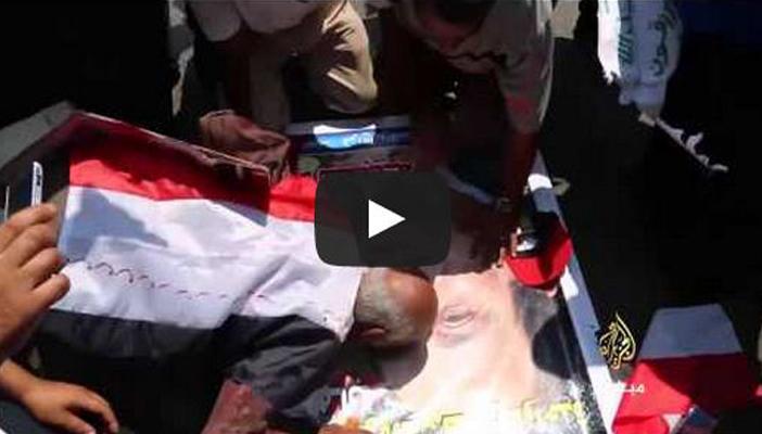 بالفيديو.. مؤيدو السيسي يتمسحون بصورته.. ومغردون: شوية عبيد