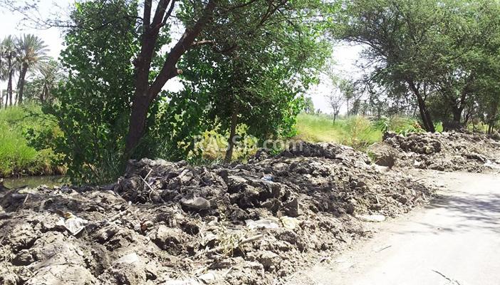 بالصور.. الحكومة تلقي بالمخلفات على طريق “أولاد نجم” بنجع حمادي