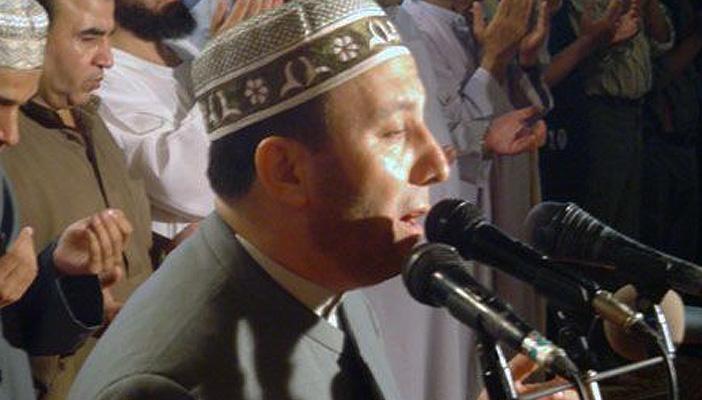 “جبريل” يعتذر للمصلين عن إمامة ليلة القدر بمسجد عمرو بن العاص