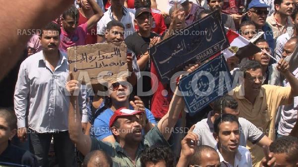 معتصمو التحرير يطالبون مرسي بنقل السلطة لرئيس ” الدستورية”