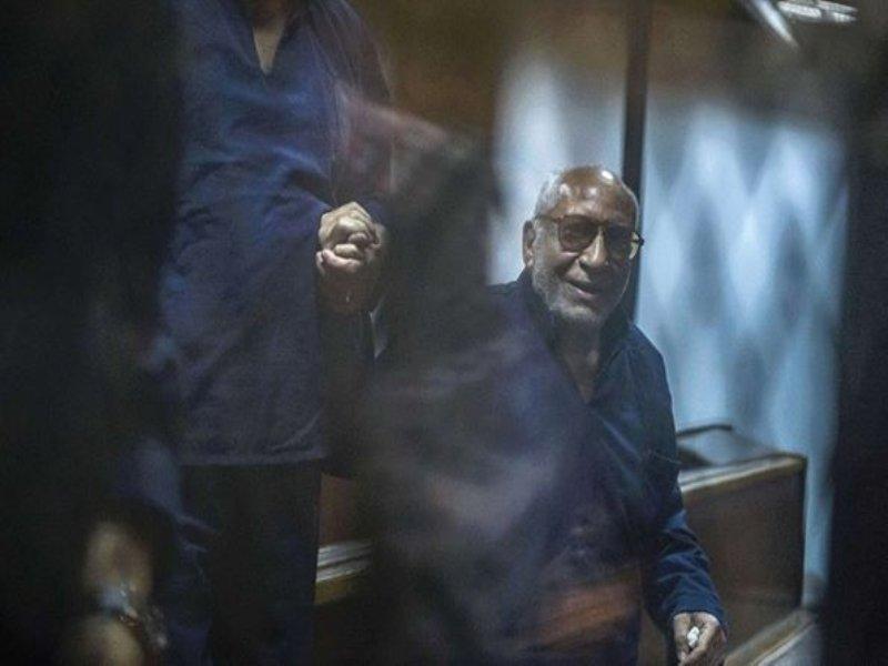 بدء محاكمة “مرسي” وغياب “الخضيري” في قضية “إهانة السلطة القضائية”