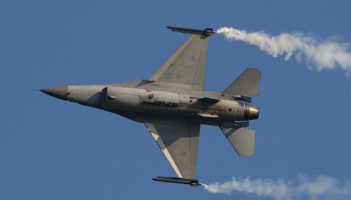 طائرات حربية تقصف مدينة الرقة، واشتباكات مستمرة بريف حمص