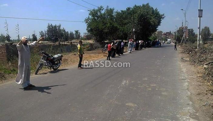 سلسلة بشرية على طريق بيلا- المنصورة تندد بجرائم حكم العسكر