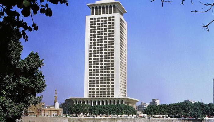 “الخارجية” للصحفيين الأجانب: قل إرهابي.. متطرف.. سفاح.. لا تقل إسلامي