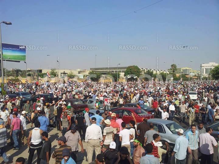 طائرات حربية  تحمل اعلام مصر فوق متظاهرى الحرس الجمهوري