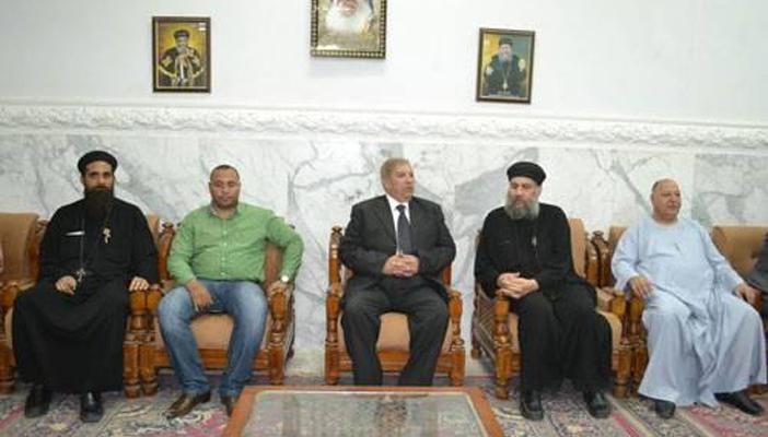 بالصور.. محافظ الإسماعيلية يعزي أسرة “أبانوب”