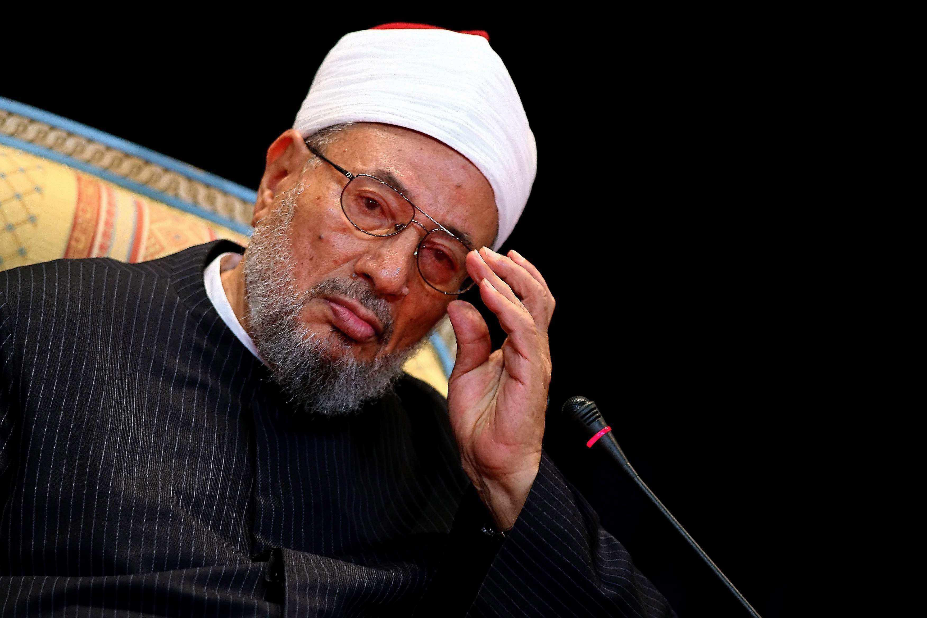القرضاوي يرد على بن زايد: نعوذ بالله من الشياطين إذا ما انحلت أصفادها