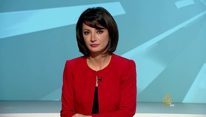 مذيعة الجزيرة مهاجمة “أديب”: مصر تستحق أفضل بكثير من هذا المهرج