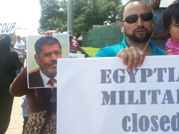 العشرات بأمريكا يخرجون تأييدا للشرعية ورفضا للانقلاب العسكري