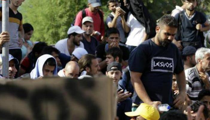 مسؤولة يونانية تحذر من ثورة جياع بمخيمات المهاجرين