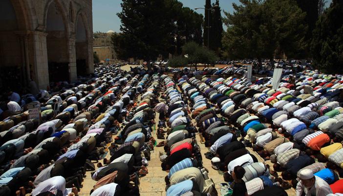 250 ألف فلسطيني يصلّون الجمعة الرابعة في رمضان بالأقصى