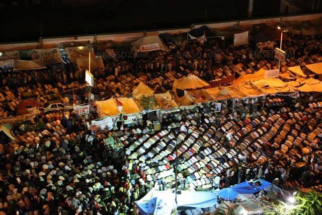 متظاهرو “رابعة” يؤدون صلاة التراويح