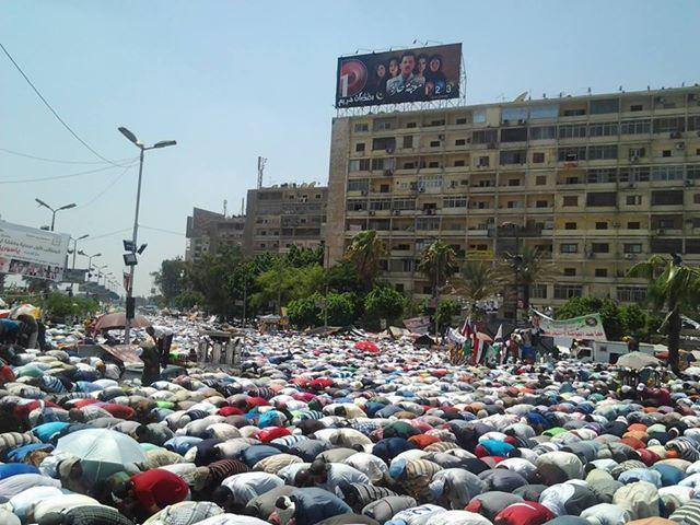 بالصور.. إفطار الملايين من الحشود المؤيدة للشرعية برابعة