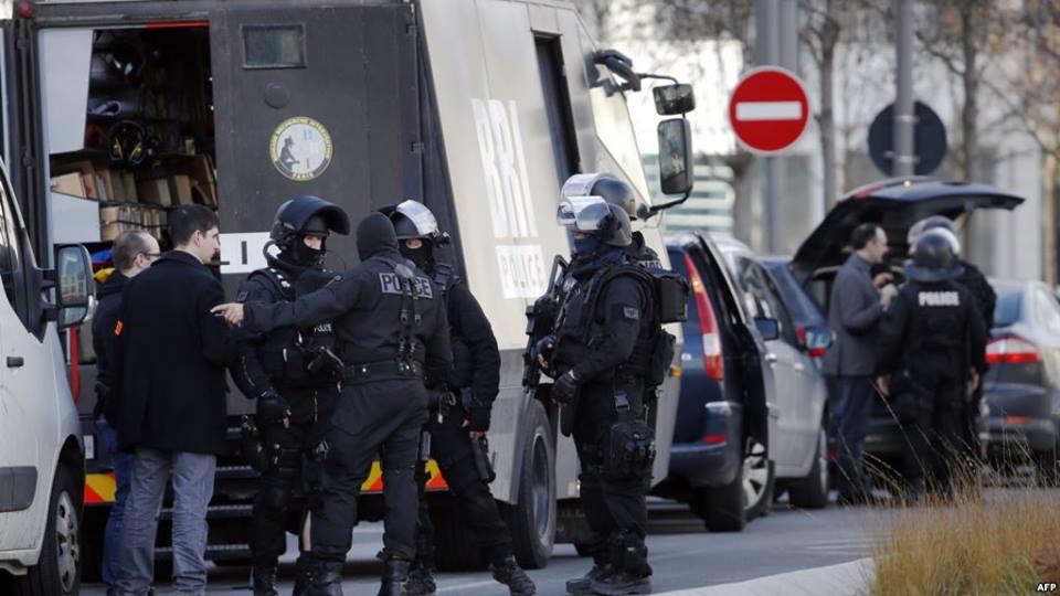 مسلحون يحتجزون 10 أشخاص داخل محل في باريس