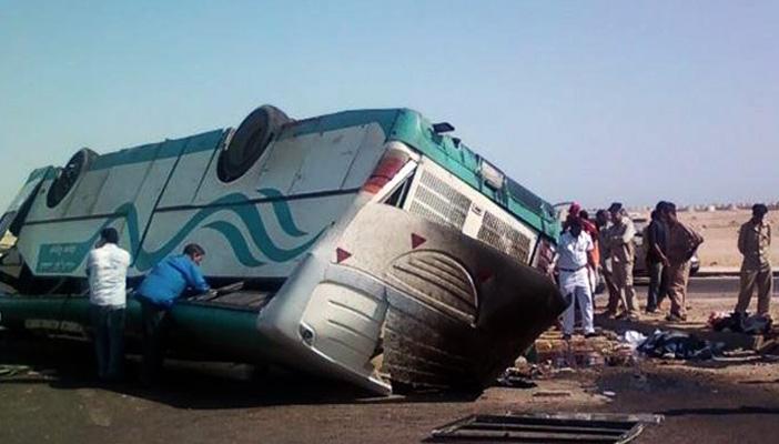 مصرع شخص وإصابة 15 آخرين في انقلاب أتوبيس بطريق بني سويف