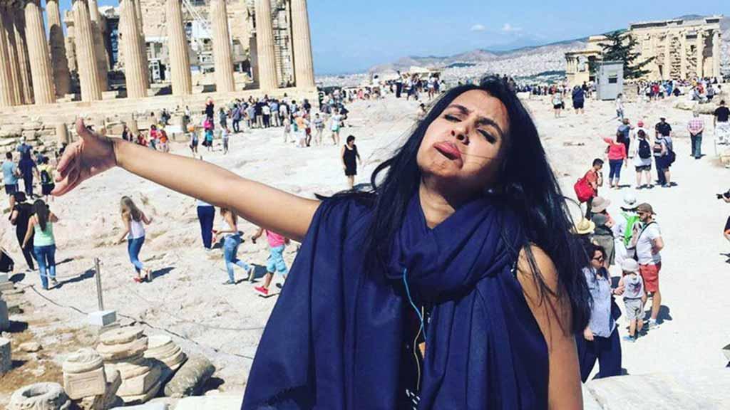 بالصور.. عروس تقضي شهر العسل بمفردها بعد رفض اليونان دخول العريس