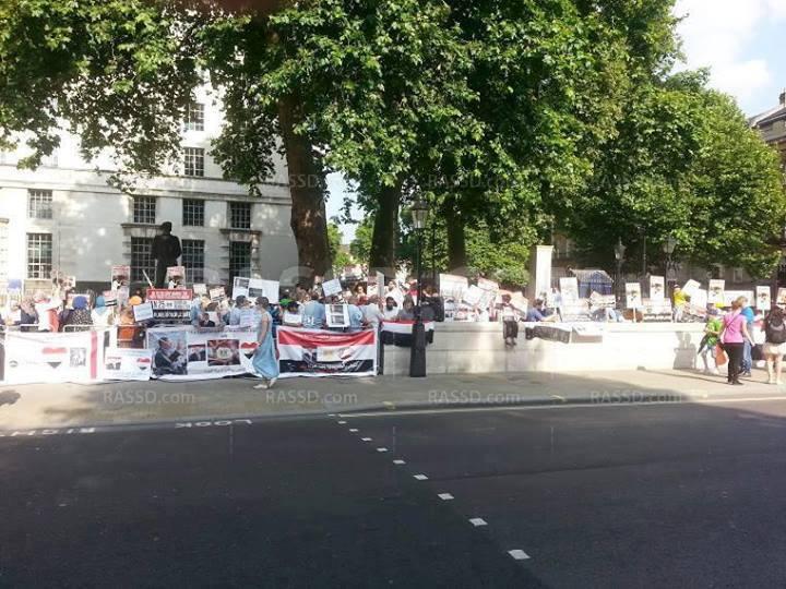 العشرات يتظاهرون بـ “دوانينج ستريت” تنديدا بالانقلاب العسكري