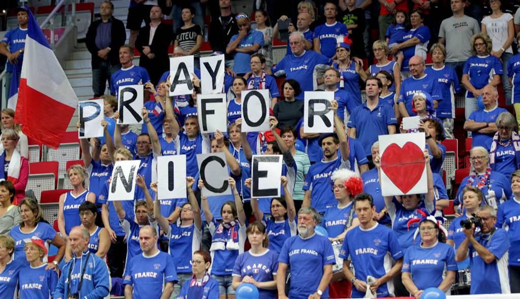 بالصور.. العالم يتضامن مع ضحايا حادث نيس بفرنسا