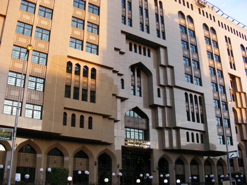 الحكومة تقترض 9.7 مليار جنيه من البنوك لسد عجز الموازنة