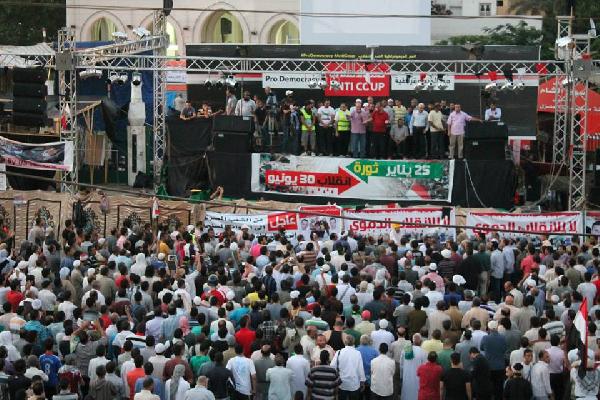 سكان رابعة يتضامنون مع معتصمى الشرعية ويوزعون العصائر