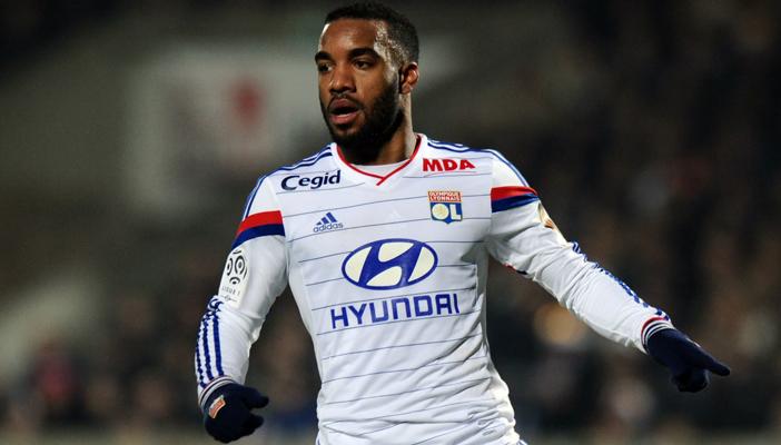 هداف الدوري الفرنسي يريد البقاء في ليون