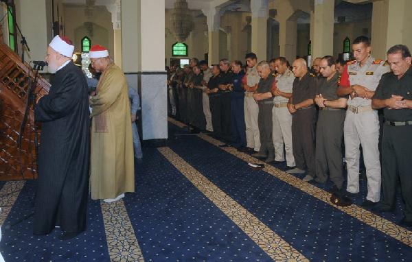 السيسي انقلب على رئيسه المؤقت وبدأ الدعاية بصلاة الجمعة