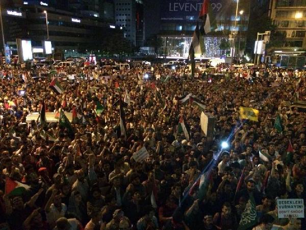 تظاهرة أمام  القنصلية الإسرائيلية في”تركيا” تضامناً مع”غزة”