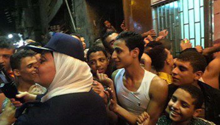 بالفيديو.. ضرب شرطية لـ متحرش تثير غضب نشطاء مواقع التواصل الاجتماعي