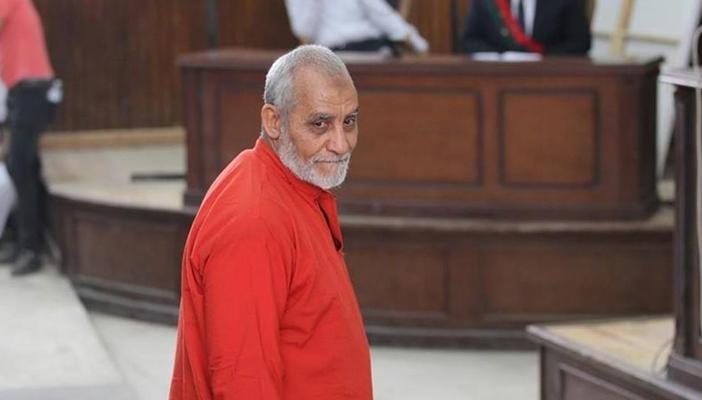 المرشد العام يحيي “الإخوان” بتكبيرات العيد من داخل قفص الاتهام