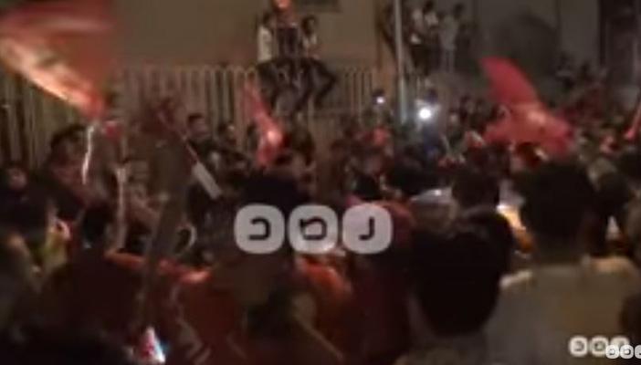 بالفيديو.. جماهير الأهلي تحتفل أمام النادي بالفوز على الزمالك