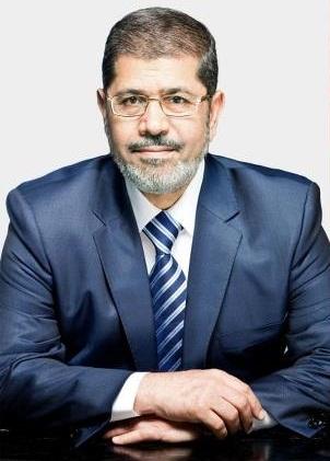 بعد صعوده “12جنيه”.. نشطاء يعيدوا نشر منشيتات ارتفاع الدولار أيام مرسي