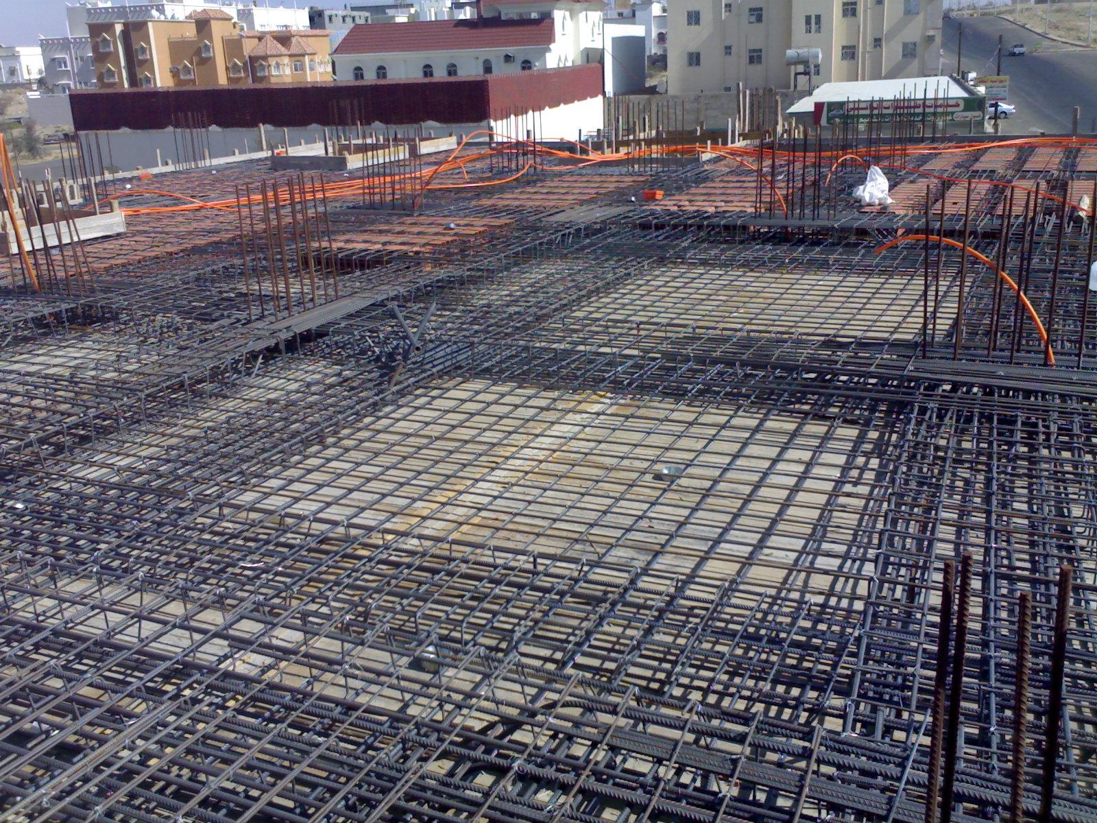 الذهب يواصل التراجع ومواد البناء والعملات تستقر