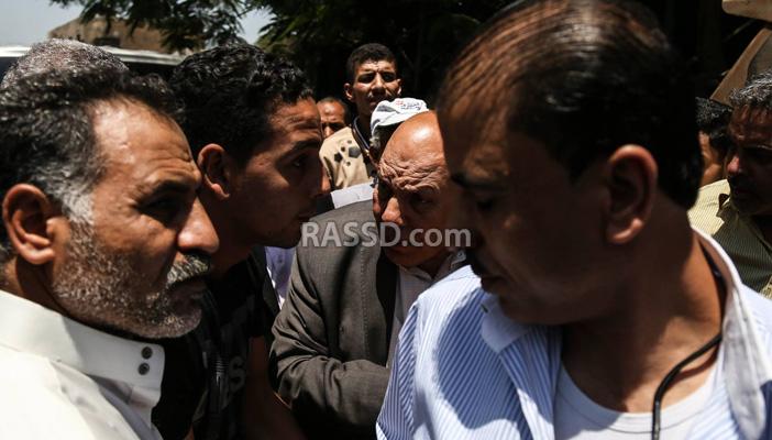 أهالي ضحايا مركب الوراق يطردون “لبيب” ويعتدون على الصحفيين