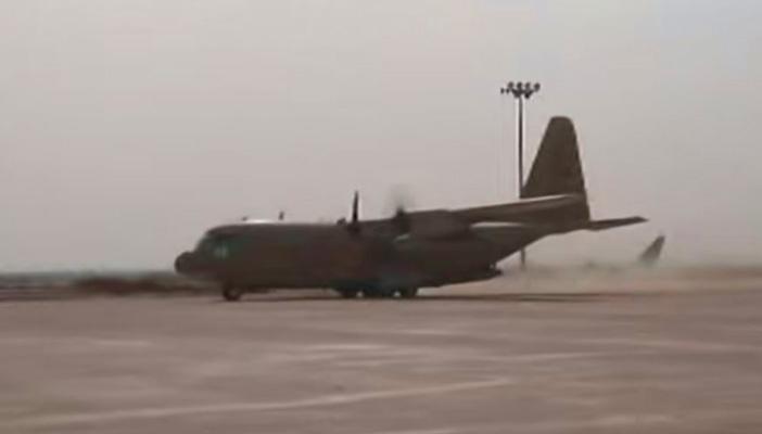 بالفيديو..لحظة هبوط طائرة مساعدات سعودية ثانية بمطار عدن