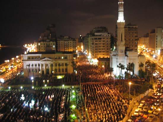 إمام القائد إبراهيم يقطع صلاة التراويح حقنا للدماء