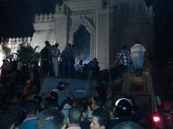 نشطاء يدعون لتنظيم مسيرة لفك حصار مسجد القائد إبراهيم