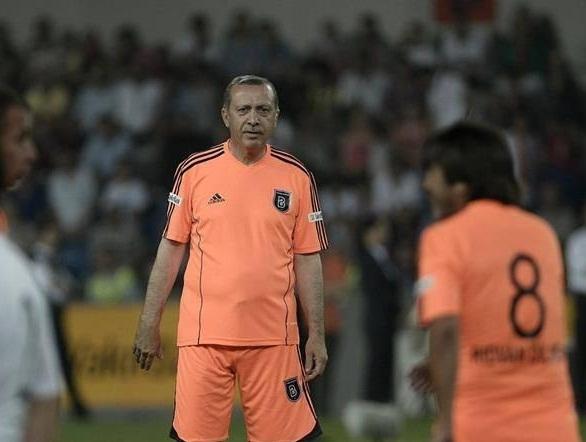 فيديو | “أردوغان” يحرز هدفًًا عالميًا في مباراة بتركيا